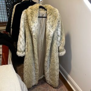 GORGEOUS ELEGANT FAUX FUR COAT